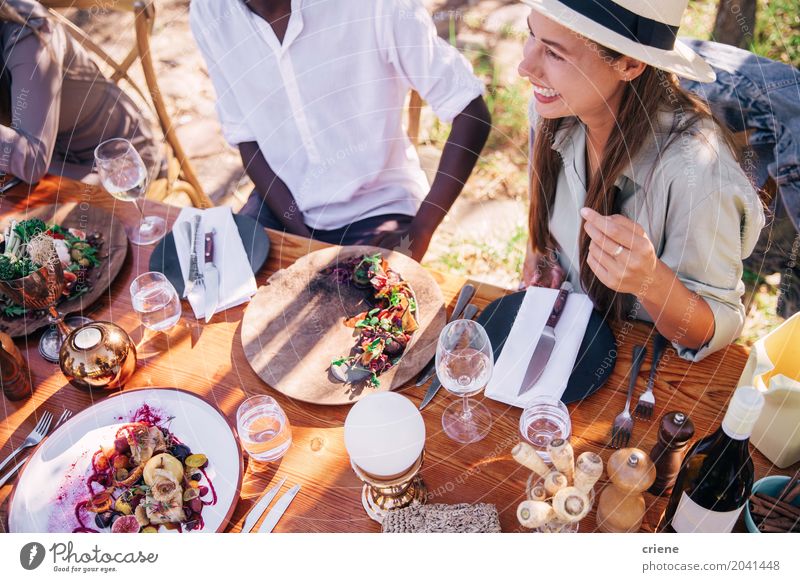 Gruppe junge erwachsene Freunde, die zusammen Mittagessen genießen Essen trinken Alkohol Teller Gabel Lifestyle Sommer Tisch Party feminin Junge Frau