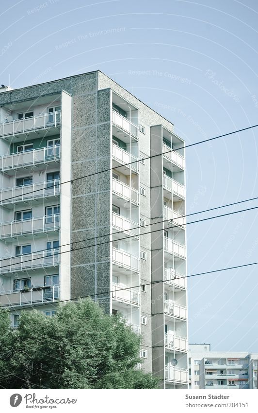 Sozialbau Stadt Haus Hochhaus Fassade Balkon Häusliches Leben Plattenbau Oberleitung Stadtteil Dresden Fenster Gedeckte Farben mehrfarbig Außenaufnahme Muster