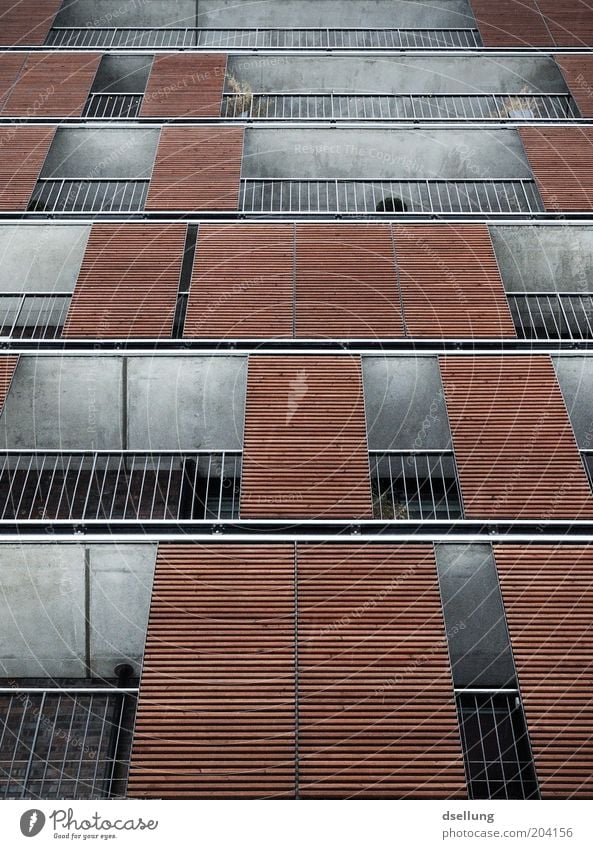 Balkonien Haus Hochhaus Architektur Mehrfamilienhaus Fassade Fenster Geländer fest kalt modern trist Farbfoto Außenaufnahme Menschenleer Tag Kontrast