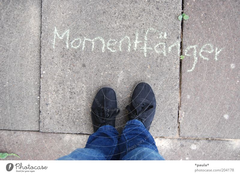 Momentfänger Beine Fuß 1 Mensch Jeanshose Schuhe stehen einfach natürlich blau grau schwarz Zufriedenheit Lebensfreude Identität stagnierend Farbfoto