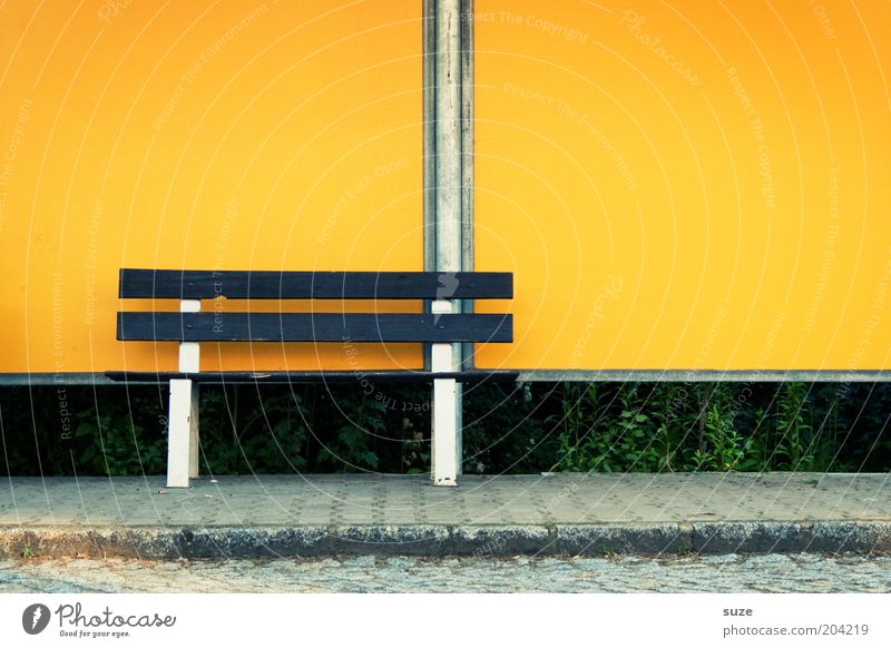 Postbank Dorf Kleinstadt Stadtrand Bank Haltestelle Mauer Wand Straße Wege & Pfade einfach gelb Einsamkeit Langeweile Bürgersteig Bushaltestelle Farbfoto