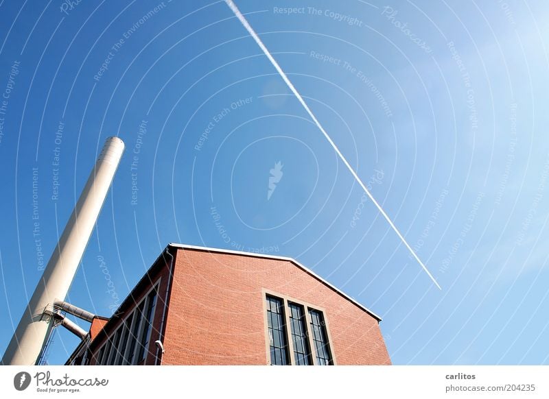 Mit Kanonen auf Spatzen schießen Energiewirtschaft Himmel Industrieanlage Fabrik Bauwerk Mauer Wand Fenster Schornstein fliegen eckig lang dünn blau rot weiß