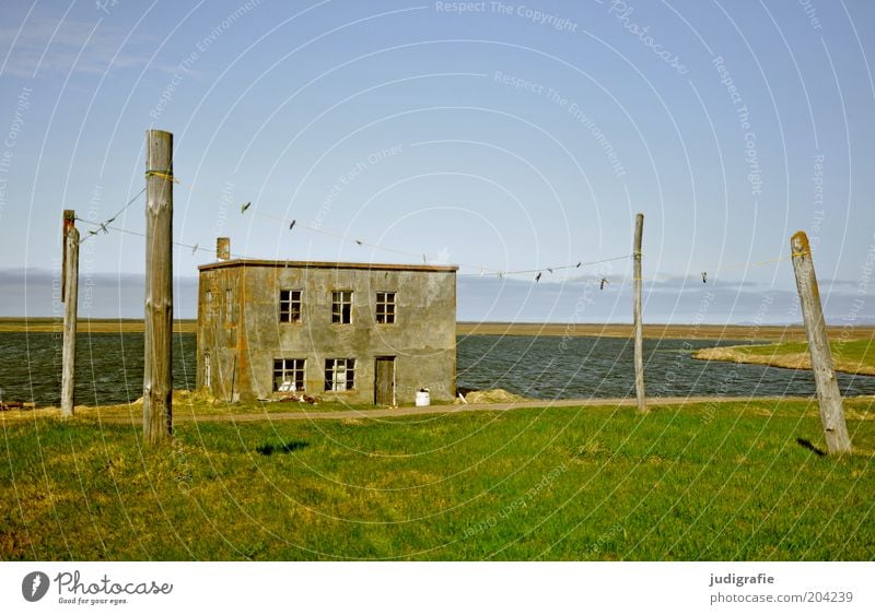 Island Wasser Himmel Schönes Wetter Wiese Küste Bucht Haus Hütte Gebäude alt Einsamkeit Idylle Wäscheleine Wäscheklammern Unbewohnt Farbfoto Außenaufnahme