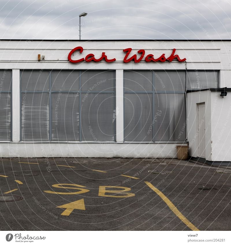 Car Wash Arbeitsplatz Wirtschaft Haus Industrieanlage Fassade Fenster Straße Metall Zeichen Schriftzeichen Linie Streifen ästhetisch authentisch modern rot