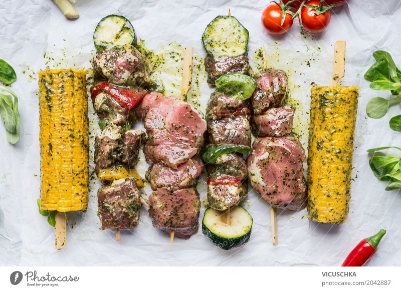 Fleischspieße mit Gemüse und Maiskolben fürs Grillen Lebensmittel Kräuter & Gewürze Ernährung Festessen Picknick Bioprodukte Stil Design Foodfotografie lecker