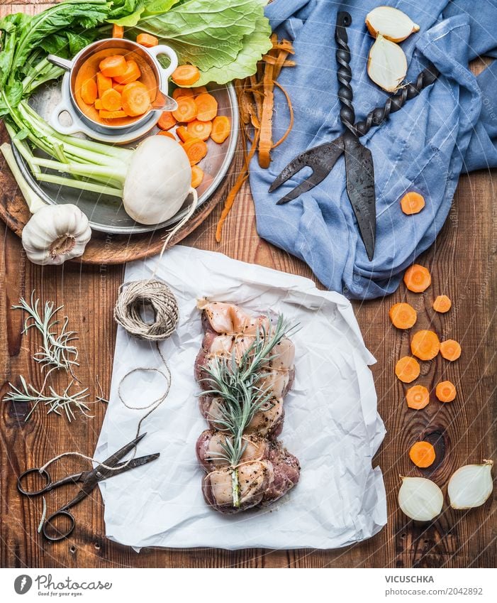 Fleischbraten mit Gemüse und frischen Gewürze zubereiten Lebensmittel Kräuter & Gewürze Öl Ernährung Mittagessen Abendessen Bioprodukte Geschirr Messer Stil