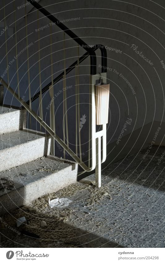 Luftfeuchtigkeit Lifestyle ruhig Häusliches Leben Innenarchitektur Treppe ästhetisch Einsamkeit stagnierend Tod Traurigkeit Verfall Vergangenheit