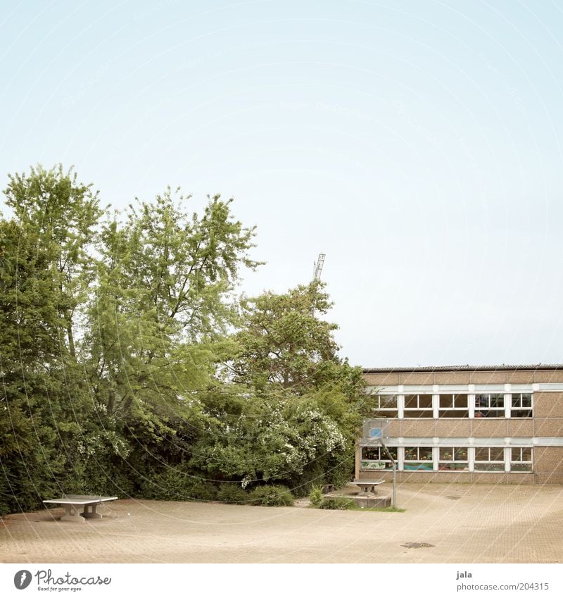 mach mal pause... Schule Schulgebäude Schulhof Himmel Baum Sträucher Platz Bauwerk Gebäude Architektur Hof Fenster Tischtennisplatte Basketballkorb Farbfoto