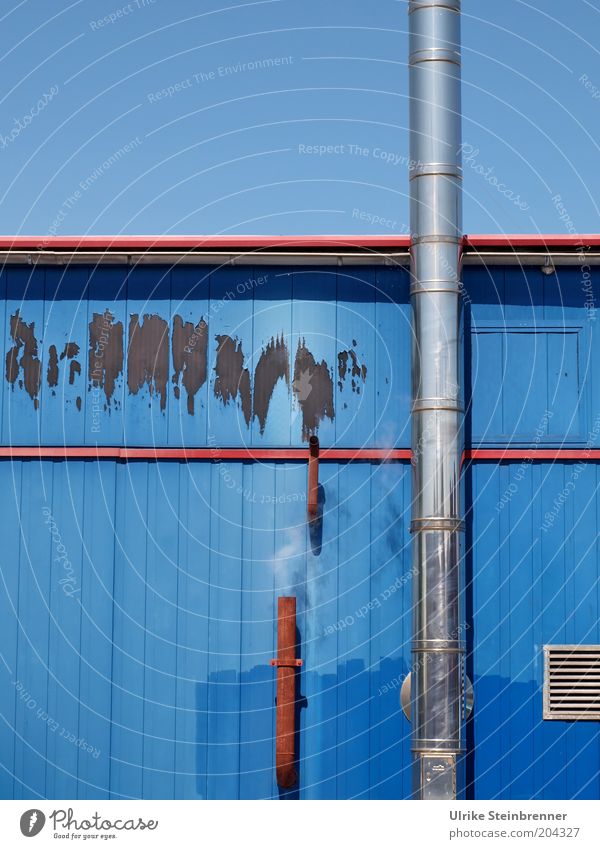 Kaminrohr an blauem Hafenschuppen Belüftung Luft Rauch weiß Hütte Farbe Holzhütte Holzbrett Fassade Anstrich Ofenrohr Gitter Himmel Abluft Rost Fleck Linie