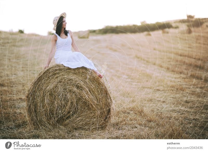 Lächelndes Mädchen, das auf dem Stroh sitzt Lifestyle elegant Stil schön Sommer Sommerurlaub Mensch feminin Junge Frau Jugendliche Erwachsene Körper 1