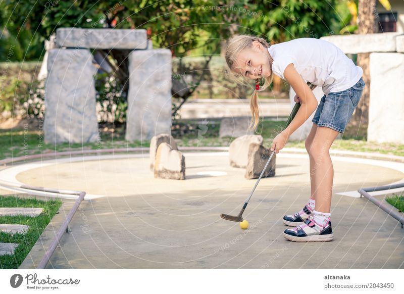 Kleines Mädchen, das Minigolfclub schwingt Lifestyle Freude Glück Gesicht Erholung Freizeit & Hobby Spielen Ferien & Urlaub & Reisen Freiheit Sommer Club Disco