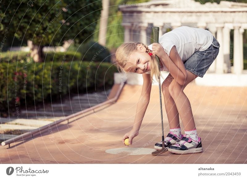 Kleines Mädchen, das Minigolfclub schwingt Lifestyle Freude Glück Gesicht Erholung Freizeit & Hobby Spielen Ferien & Urlaub & Reisen Freiheit Sommer Club Disco