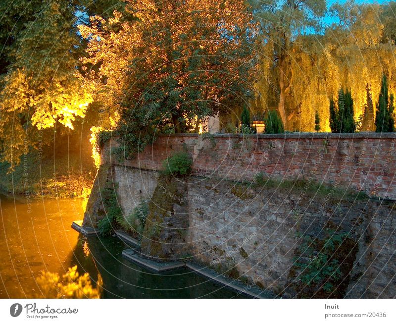 Burgmauer Schlossgraben Langzeitbelichtung Brücke Wasser Gräfte Scheinwerfer Abend