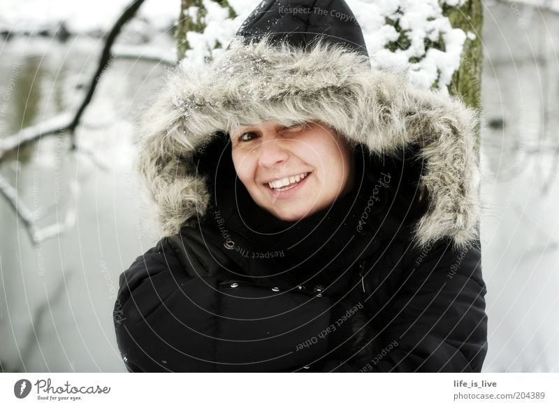 jetzt müssen wir uns warm anziehen Junge Frau Jugendliche 1 Mensch Winter Schnee Fell Lächeln frech Fröhlichkeit schön kalt feminin Sympathie Farbfoto