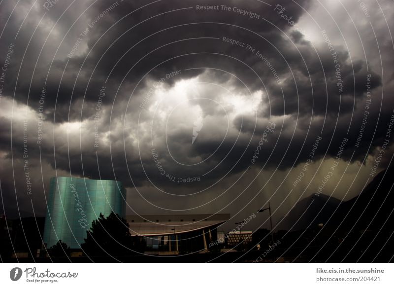 Weltuntergaaaaaaang! Urelemente Luft Wasser Himmel Wolken Gewitterwolken Klimawandel Wetter schlechtes Wetter Unwetter Wind Sturm Regen Hagel Sporthalle