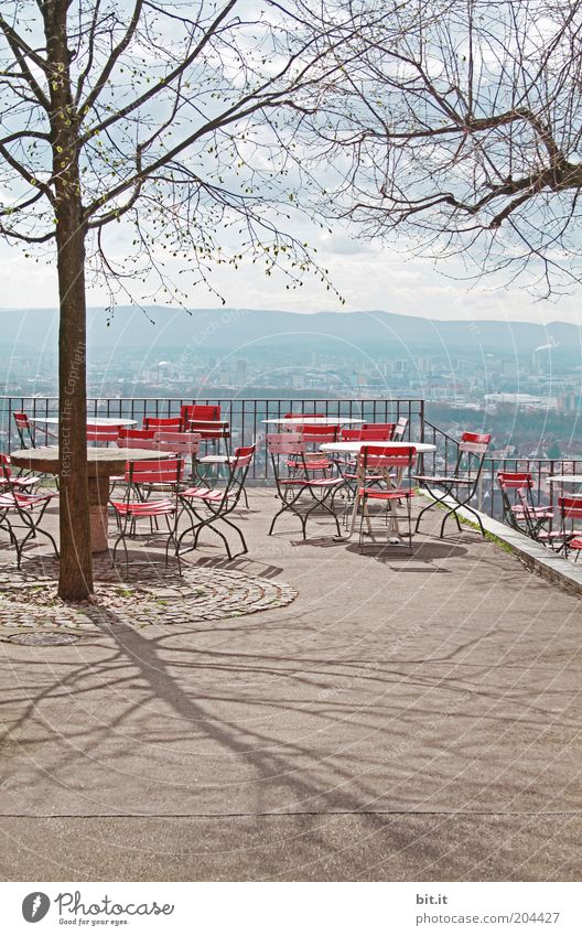 Leerer, geschlossener Biergarten mit schöner Aussicht und Baum. Freizeit & Hobby Ferien & Urlaub & Reisen Tourismus Ausflug Sommer Sitzgelegenheit Gastronomie