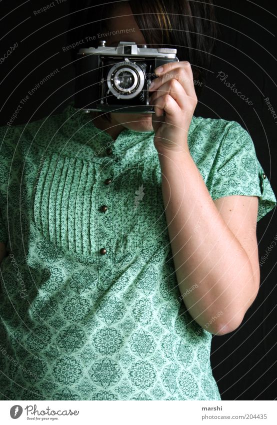 Klick Klick Stil Freizeit & Hobby Mensch feminin Frau Erwachsene 1 Künstler alt Stimmung Fotokamera Fotograf Fotografie Fotografieren analog Bluse grün Muster