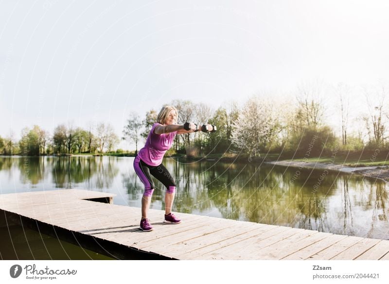 squats Freizeit & Hobby Sport Fitness Sport-Training feminin Weiblicher Senior Frau 60 und älter Natur Landschaft Sommer Schönes Wetter Seeufer Steg