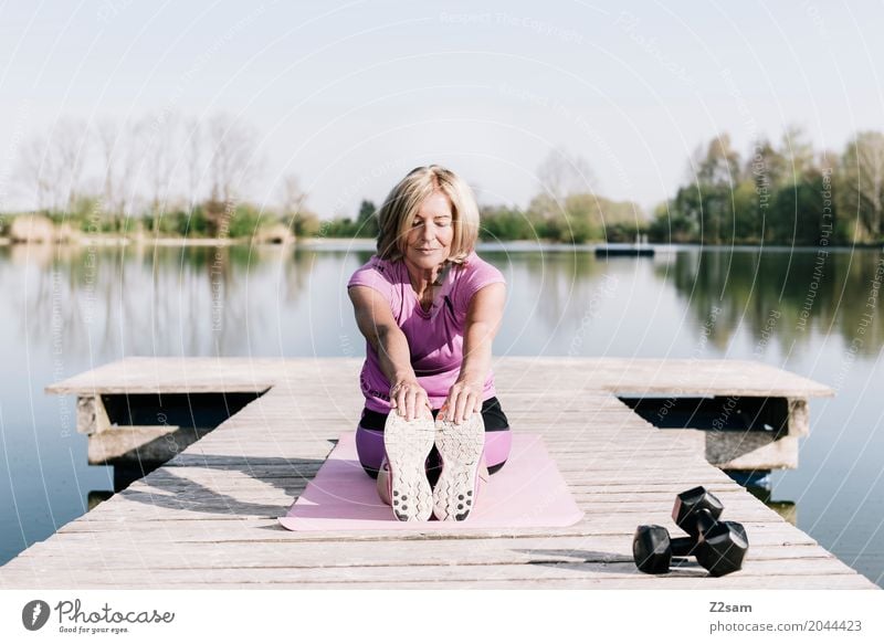 Frau mittleren Alters beim Sport am See Freizeit & Hobby Fitness Sport-Training Erwachsene Weiblicher Senior 60 und älter Natur Landschaft Sonne Sommer