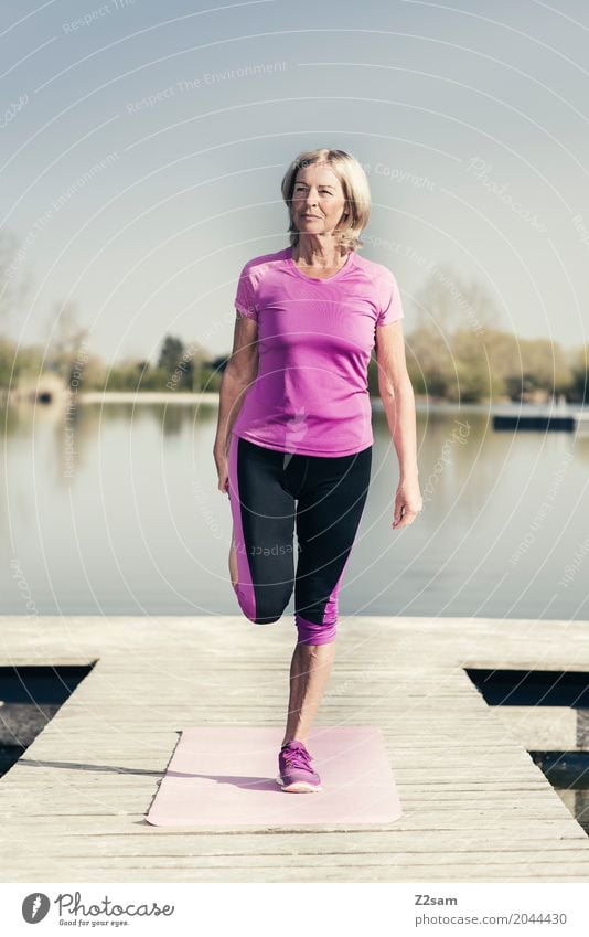 stretching Freizeit & Hobby Sport Fitness Sport-Training Frau Erwachsene Weiblicher Senior 60 und älter Natur Landschaft Sommer Schönes Wetter Seeufer Steg