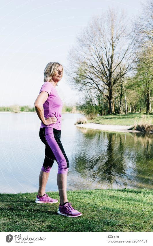 60 ist das neue 50 Lifestyle elegant Stil Sport Fitness Sport-Training Frau Erwachsene Weiblicher Senior 60 und älter Natur Sommer Schönes Wetter Park Wiese