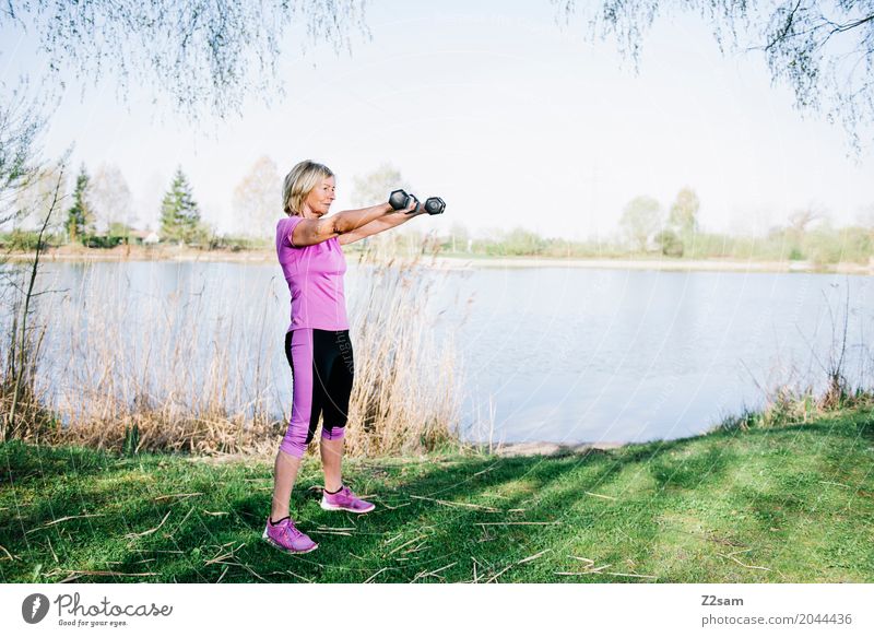 strong enough Freizeit & Hobby Sport Fitness Sport-Training Frau Erwachsene Weiblicher Senior 60 und älter Himmel Sonnenlicht Sommer Schönes Wetter Sträucher