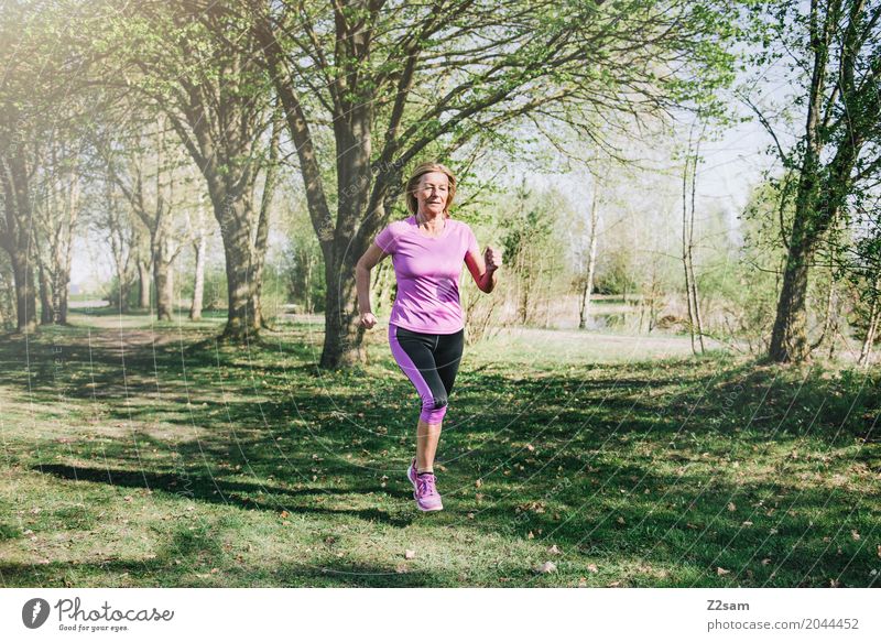 runnnnnnnning Freizeit & Hobby Sport Fitness Sport-Training Joggen Frau Erwachsene Weiblicher Senior 60 und älter Natur Sonne Sommer Schönes Wetter Baum Wiese