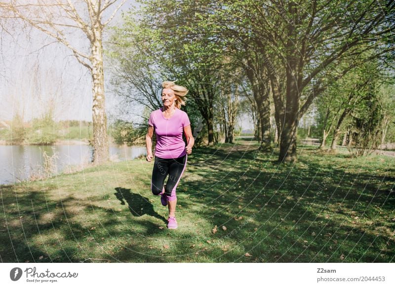 Rentnerin Läuft Lifestyle Freizeit & Hobby Fitness Sport-Training Joggen Weiblicher Senior Frau 60 und älter Landschaft Sommer Schönes Wetter Baum Wiese Seeufer