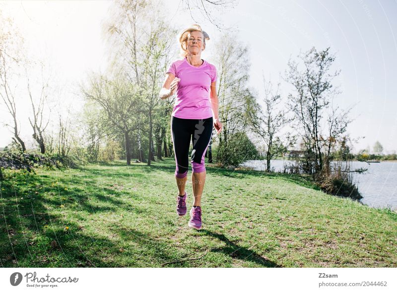 running Lifestyle Freizeit & Hobby Sport Fitness Sport-Training Joggen Weiblicher Senior Frau 60 und älter Sonne Sommer Schönes Wetter Sträucher Seeufer