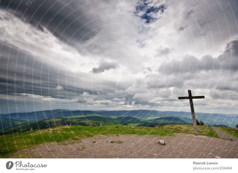 Gipfelkreuz Umwelt Natur Landschaft Urelemente Erde Luft Horizont Frühling Klima Klimawandel Wetter schlechtes Wetter Wind Regen Gewitter Pflanze Hügel