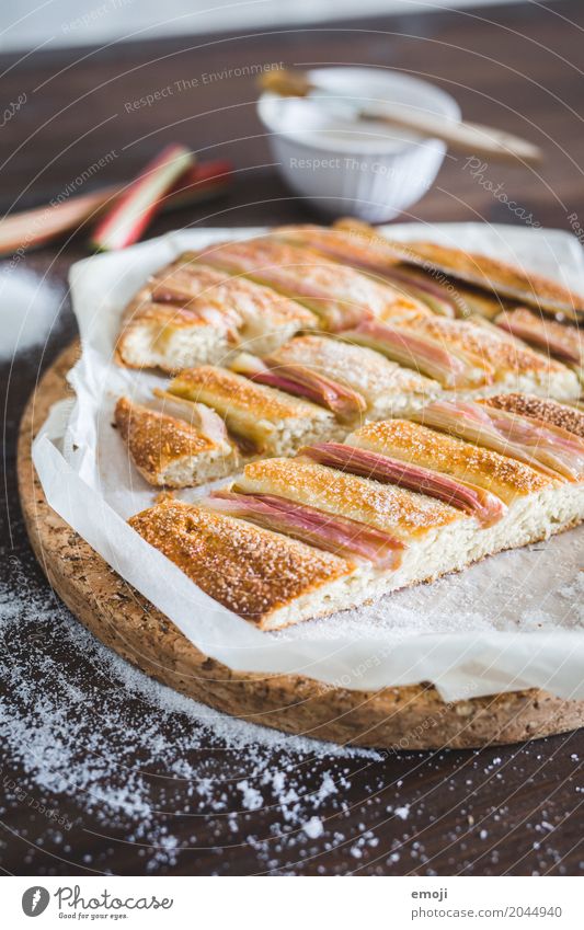 Rhabarber-Hefefladen Frucht Teigwaren Backwaren Dessert Süßwaren Fladenbrot Ernährung Slowfood lecker sauer süß Farbfoto Innenaufnahme Nahaufnahme