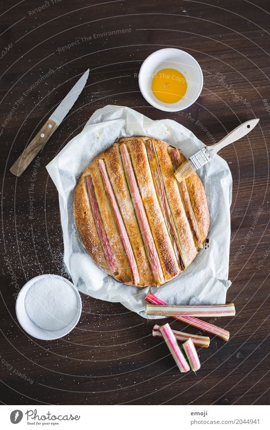 Rhabarber-Hefefladen Frucht Teigwaren Backwaren Kuchen Fladenbrot Ernährung Slowfood lecker sauer süß backen Saison Farbfoto mehrfarbig Innenaufnahme