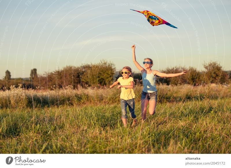 Glückliche Kinder, die auf dem Feld zur Tageszeit spielen. Lifestyle Freude schön Freizeit & Hobby Spielen Ferien & Urlaub & Reisen Freiheit Camping Sommer