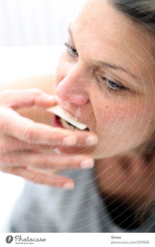 Schnittchen Deluxe Käse Brot Essen Frühstück Bioprodukte Mensch feminin Frau Erwachsene Kopf Hand Finger 1 30-45 Jahre ruhig Appetit & Hunger Genusssucht