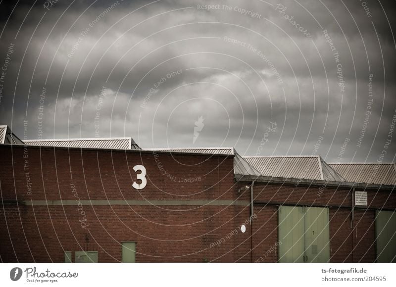 Drei-Teiler Wolken schlechtes Wetter Wolkendecke Fabrik Bauwerk Gebäude Lagerhalle Spedition Halle Glasdach Mauer Wand Tür Dach Stein Backstein bedrohlich