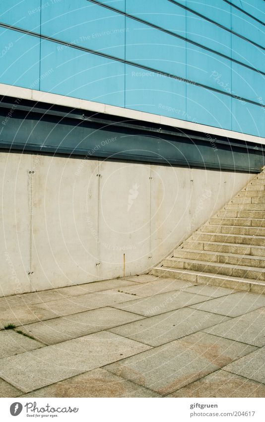 mustermix Menschenleer Haus Bauwerk Gebäude Architektur Mauer Wand Treppe Fassade eckig modern blau innovativ gestreift kariert quergestreift Streifen Stein