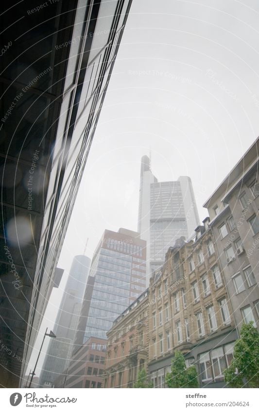 Bankenabgabe schlechtes Wetter Regen Frankfurt am Main Skyline Haus Hochhaus Bankgebäude Business Kapitalwirtschaft Handel Konkurrenz Gedeckte Farben