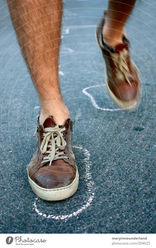 hallo, hier bin ich! Beine Fuß Straße Schuhe Turnschuh gehen laufen Erfolg fest frei stark braun schwarz Kreide Fußspur Schuhbänder Mut Entschlossenheit