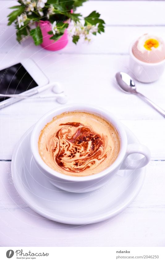 Tasse Kaffee, Ei und Handy Frühstück Espresso Becher Löffel Tisch Telefon PDA Blume Blumenstrauß Holz frisch heiß oben weiß Kommunizieren Café trinken Entwurf