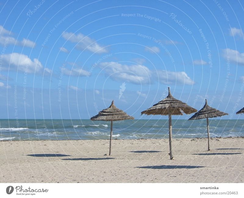 the beach Strand Meer Sonnenschirm Sommer leer Schweben Sand Einsamkeit die massen kommen später schirm hebt ab blau Raum