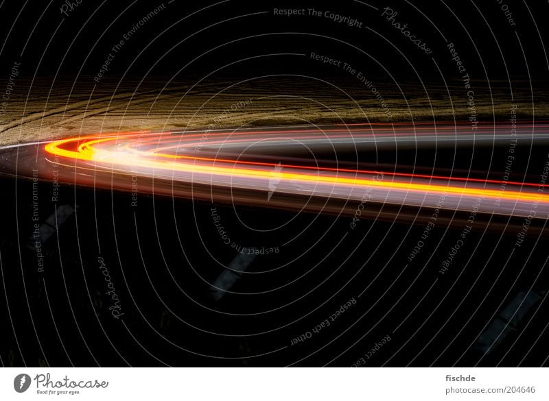 Kurvenlicht II Verkehr Autofahren Straße Geschwindigkeit PKW Rennsport Rennbahn Nachtfahrt rund Textfreiraum oben Textfreiraum unten Langzeitbelichtung