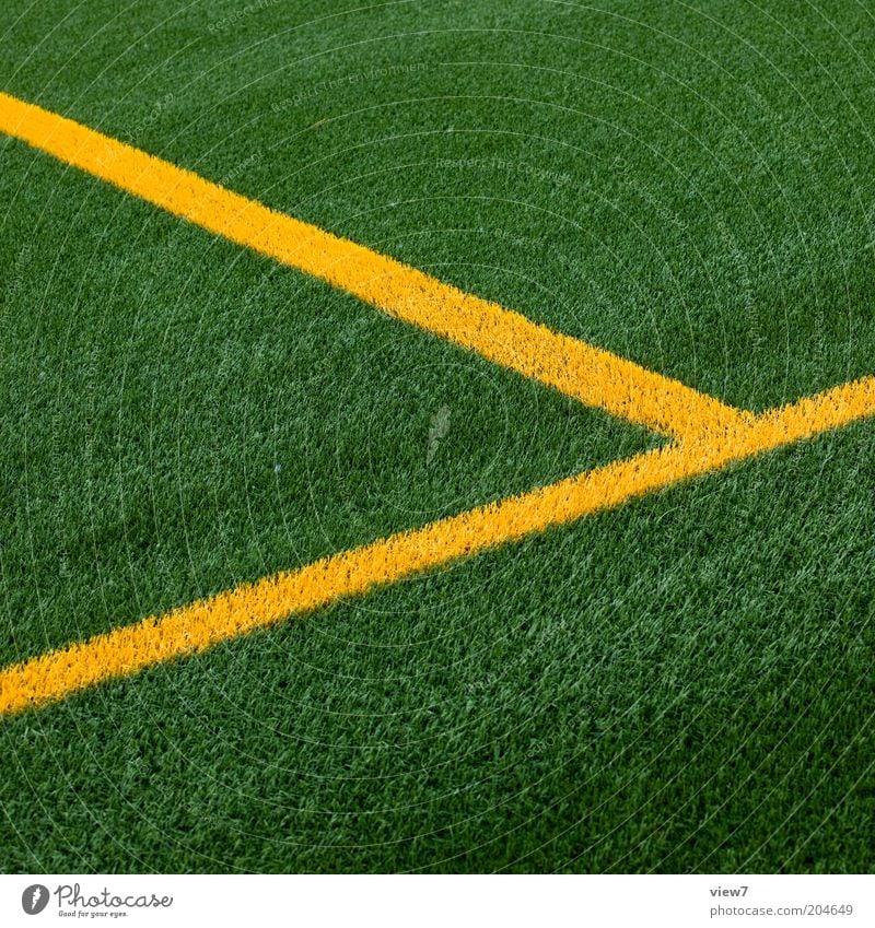 ... wir wissen wo dein Auto steht! Sportstätten Fußballplatz Stadion Wiese Linie Streifen ästhetisch authentisch einfach modern neu Sauberkeit gelb Ordnung