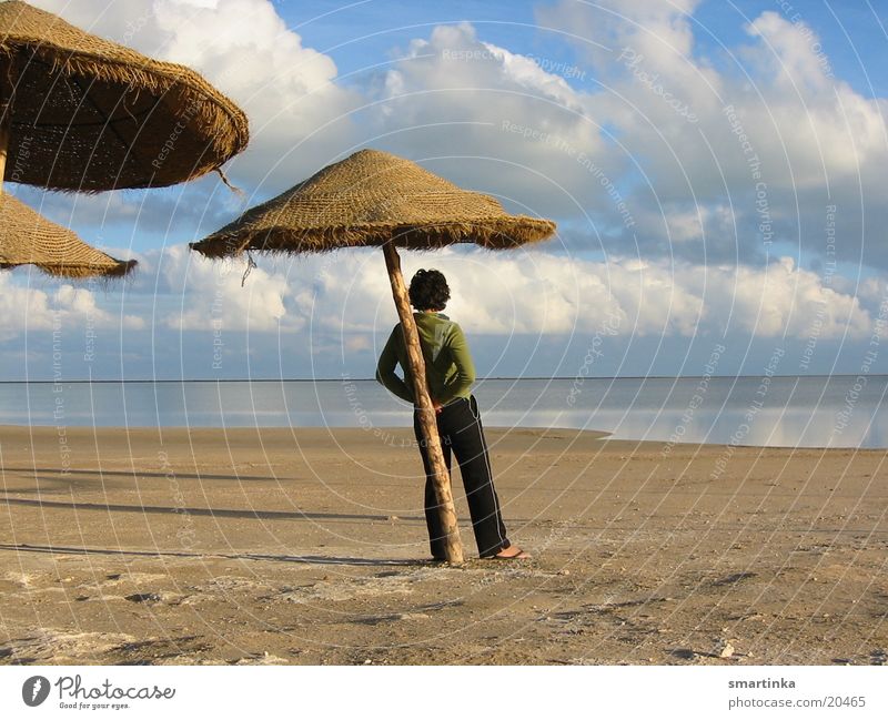 passiert nix Meer Publikum feminin Frau Blick Sonnenschirm Horizont Denken Einsamkeit Wolken genießen Himmel Mensch ruhig nachdenken fallen lassen