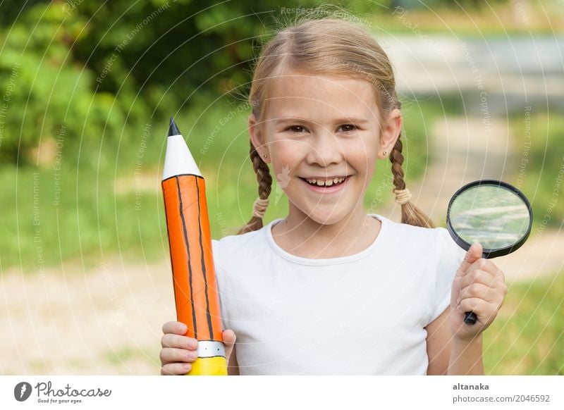 Lächelndes junges Kind in einer Uniform Lifestyle Freude Glück schön Erholung Freizeit & Hobby Freiheit Sommer Schule Mensch Frau Erwachsene