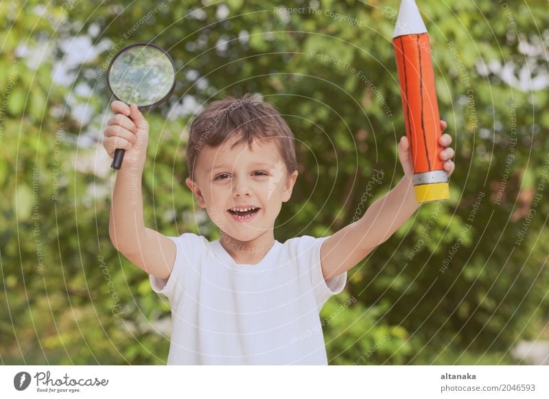 Lächelndes junges Kind in einer Uniform Lifestyle Freude Glück schön Erholung Freizeit & Hobby Freiheit Sommer Schule Mensch Junge Mann Erwachsene