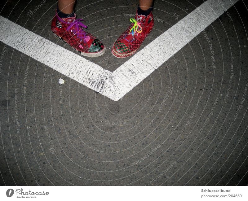 w G III maskulin Junger Mann Jugendliche Haut Beine Fuß 1 Mensch Kunst Jugendkultur Verkehrswege Straße Strümpfe Stoff Schuhe Turnschuh Beton Streifen Knoten