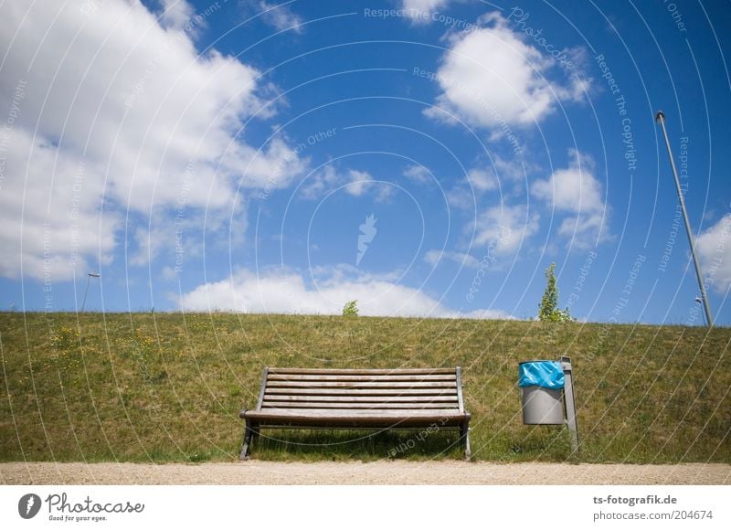 Ersatzbank II Himmel Wolken Schönes Wetter Gras Wiese Deich Parkbank Holzbank Bank Müllbehälter Müllsack blauer Sack leer Fahnenmast Wege & Pfade Sand grün