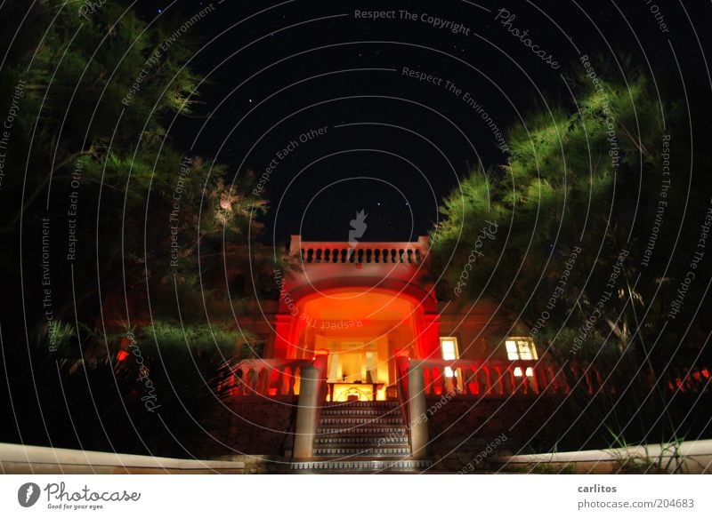 Wenn es Nacht wird ...... Nachthimmel Stern Sommer Klima Schönes Wetter Wärme Pflanze Sträucher Tamariske Haus Traumhaus Gebäude Fassade Terrasse glänzend