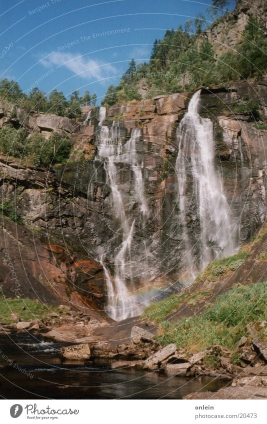 vor dem Regenbogen nass Wasser Wasserfall Felsen