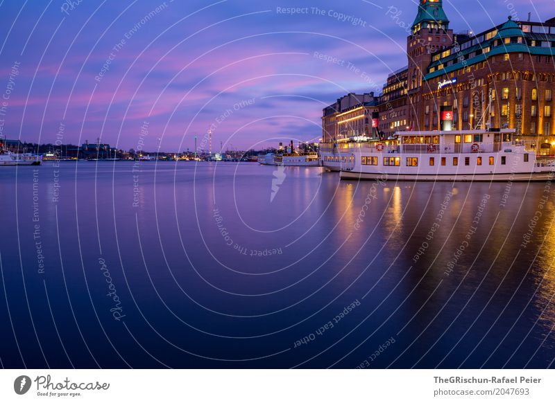 Schiff Stadt blau gelb türkis weiß Wasserfahrzeug Wolken Hauptstadt Reflexion & Spiegelung Hotel Licht Stockholm Schweden Stimmung Dämmerung Farbfoto